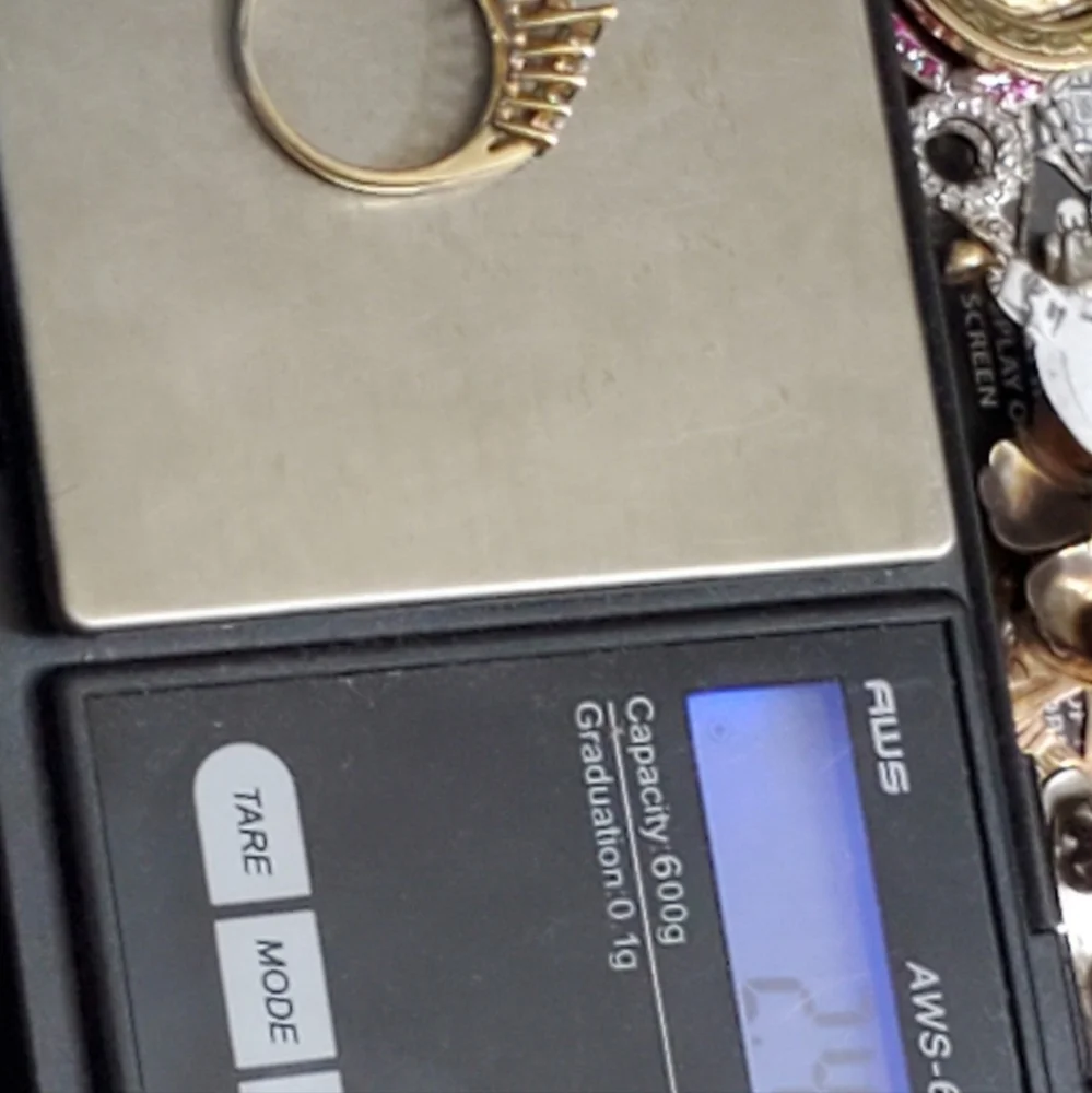 Elegant Gold and Green Stone Ring - Picture 6 of 8